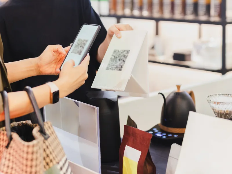 QR-Code einer digitalen Visitenkarte wird mit der Smartphone-Kamera gescannt