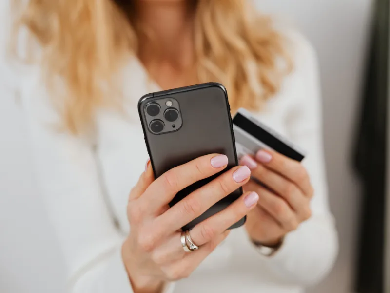 NFC-Visitenkarte wird zum Kontaktaustausch an ein Smartphone gehalten