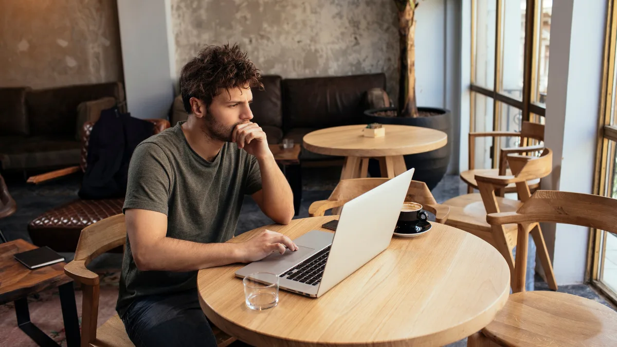 Freelancer im Cafe am arbeiten